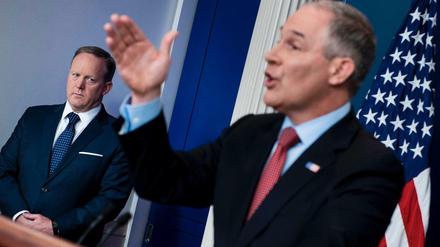 Der Sprecher der Weißen Hauses, Sean Spicer (links), lauscht dem Chef der US-Umweltbehörde Scott Pruitt 