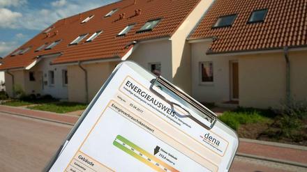 Häuser und Klemmbrett mit Dena-Energieausweis