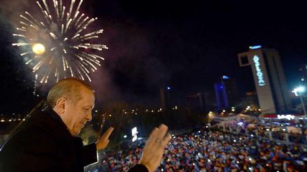 Ein Gruß an die Unterstützer: Erdogan am Sonntagabend in Ankara