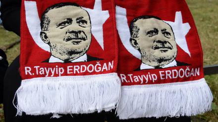 Das Konterfei des türkischen Staatschefs Erdogan auf dem Schal einer Anhängerin in Berlin 
