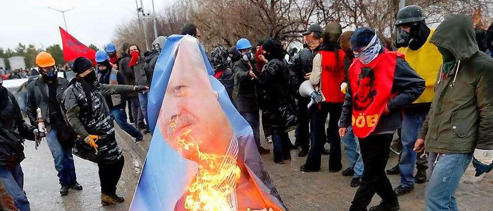 Schwindende Popularität: Studenten in Ankara verbrennen ein Poster des Türkischen Premiers Recep Tayyip Erdogan.