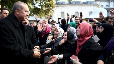 Empfang vor der Moschee: Auf diesem vom Pressebüro des Präsidenten verbreiteten Foto wird Recep Tayyip Erdogan von Anhängern an der Mosche des Eyüp Sultan in Istanbul begrüßt. 