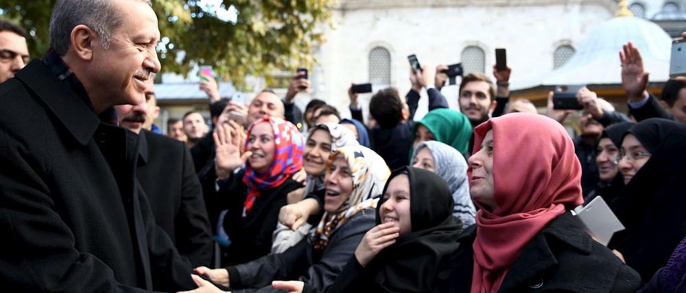 Empfang vor der Moschee: Auf diesem vom Pressebüro des Präsidenten verbreiteten Foto wird Recep Tayyip Erdogan von Anhängern an der Mosche des Eyüp Sultan in Istanbul begrüßt. 