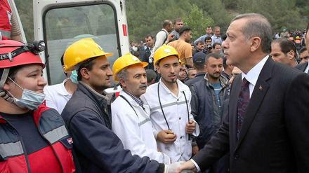 Ministerpräsident Erdogan steht nach dem Grubenunglück erneut in der Kritik.