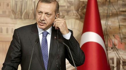 Der türkische Ministerpräsident Erdogan droht mit einem Verbot von Youtube und Facebook.