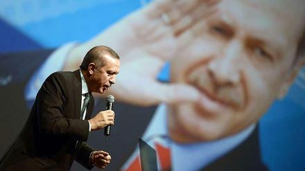 Erdogan spricht vor Tausenden Anhängern im Tempodrom in Berlin.