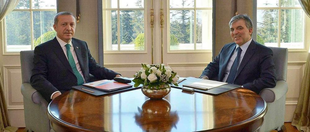 Der türkische Regierungschef Erdogan und Staatspräsident Gül sitzen an einem Tisch. 