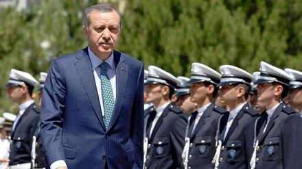 Der türkische Ministerpräsident Recep Tayyip Erdogan vor Absolventen der türkischen Polizeiakademie in Ankara. Bei der Abschlusszeremonie der Polizisten ließ Erdogan verlauten, dass die Darstellung der unschuldigen Demonstranten und der aggressiven Staatsgewalt einseitig sei. 