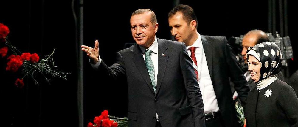 Der türkische Ministerpräsident Recep Tayyip Erdogan und seine Frau Emine in Köln.