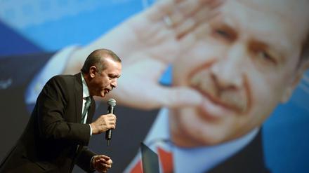 Auf der Bühne. Am Dienstag sprach der türkische Ministerpräsident Erdogan vor 4000 Zuhörern im Tempodrom.
