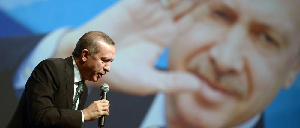 Auf der Bühne. Am Dienstag sprach der türkische Ministerpräsident Erdogan vor 4000 Zuhörern im Tempodrom.