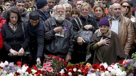 Hunderttausende legten an der Gedenkstätte in der armenischen Hauptstadt Eriwan Blumen nieder, um des Beginns des Völkermords vor 100 Jahren zu gedenken.