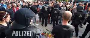 Polizisten und Bürger in Chemnitz an der Stelle, wo ein Mann erstochen wurde.