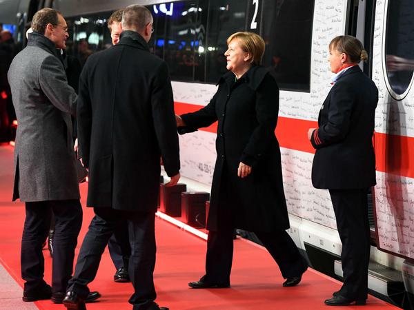 Vom Südkreuz bis zum Hauptbahnhof. Bundeskanzlerin Angela Merkel fuhr am Freitag auch ein Stück mit dem ICE Sonderzug.