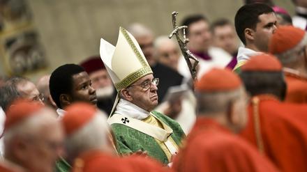 Papst Franziskus eröffnet am 4. Oktober 2015 die Weltbischofssynode zu Ehe und Familie mit einem Gottesdienst im Petersdom.