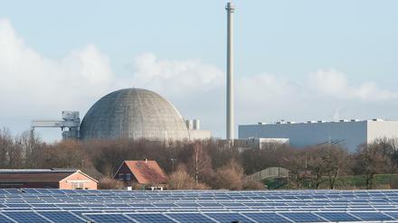 Ein kleiner Solarpark liegt an der Zubringerstraße zum Atomkraftwerk Unterweser in Esensham (Niedersachsen). Das Kraftwerk ist nach der Atomkatastrophe in Fukushima 2011 stillgelegt worden. 
