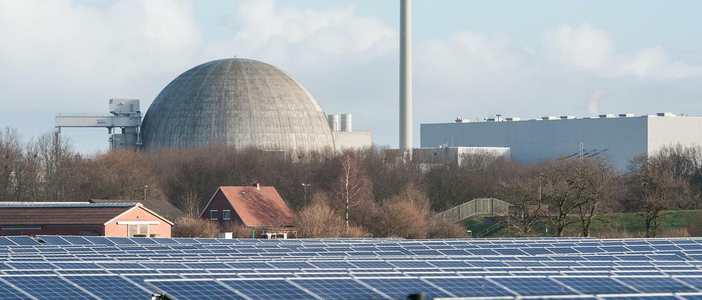 Ein kleiner Solarpark liegt an der Zubringerstraße zum Atomkraftwerk Unterweser in Esensham (Niedersachsen). Das Kraftwerk ist nach der Atomkatastrophe in Fukushima 2011 stillgelegt worden. 