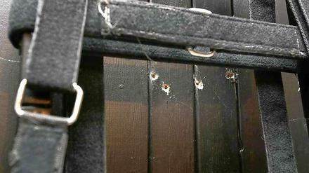 Vier Einschusslöcher in der Rückwand eines Hinrichtungsstuhl zeugen von der Erschießung Ronnie Lee Gardners im Juni 2010 in Utah. 