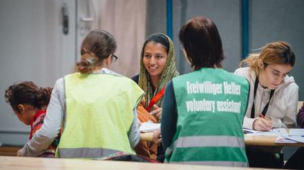 Flüchtlinge erhalten am 07.12.2015 in der Erstaufnahme-Einrichtung des Deutschen Roten Kreuzes von Helfern auf dem Gelände der Technischen Universität in Dresden (Sachsen) Deutsch-Unterrricht. 