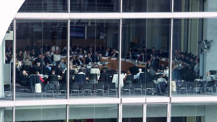 Die Bundestagsabgeordneten der AfD bei der Fraktionssitzung in einem Gebäude des Bundestages.