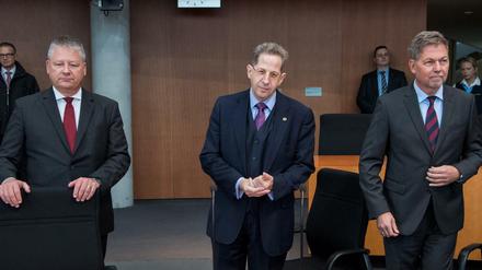 Die drei Nachrichtendienstchefs Bruno Kahl, Hans-Georg Maaßen und Christof Gramm bei der Anhörung im Deutschen Bundestag. 