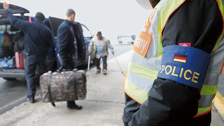 Polizisten begleiten hier abgelehnte Asylbewerber im November vergangenen Jahres auf dem Flughafen Leipzig-Halle zur Rückführung in ihr Herkunftsland. Wer sich der Abschiebung entzieht, kann zur Fahndung ausgeschrieben werden. 