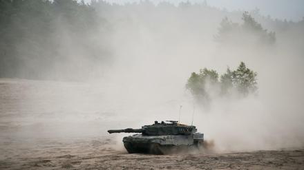 Mit Kampfpanzern findet auf einem Truppenübungsplatz in der Nähe des polnischen Ortes Sagan die erste Übung zur Verlegung der Nato-Speerspitze - Noble Jump - statt.