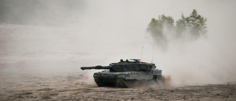 Mit Kampfpanzern findet auf einem Truppenübungsplatz in der Nähe des polnischen Ortes Sagan die erste Übung zur Verlegung der Nato-Speerspitze - Noble Jump - statt.