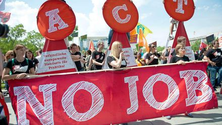 Demonstranten protestieren 2013 gegen die Jugendarbeitslosigkeit in Europa vor dem Bundeskanzleramt.