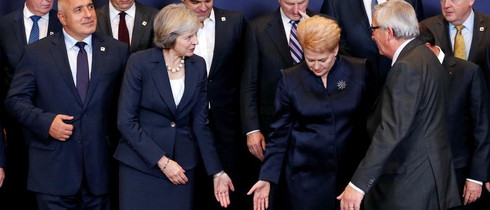 Knallrote Schuhe. Theresa May am Donnerstag beim EU-Gipfel. 