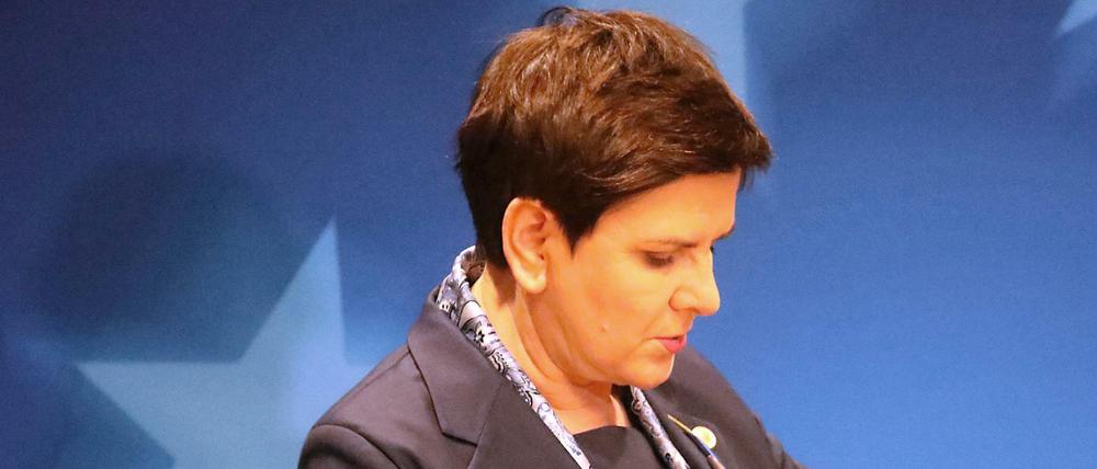 Polens Ministerpräsidentin Beata Szydlo schaut beim EU-Gipfel bei einer Pressekonferenz auf die Uhr.