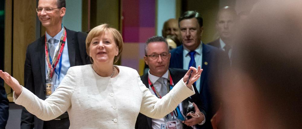 Bundeskanzlerin Angela Merkel (CDU) kommt beschwingt zu einer Sitzung während des EU-Gipfels.