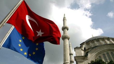Die Visapflicht für türkische Staatsbürger soll ab Juni aufgehoben werden, empfiehlt die EU-Kommission.