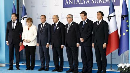 Demonstrative Geschlossenheit. Die Staats- und Regierungschefs der Europäischen Union auf dem G20-Gipfel im türkischen Antalya am Montag bei einer Schweigeminute für die Opfer der Anschläge von Paris. 