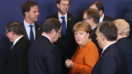 Kanzlerin Angela Merkel umringt von anderen europäischen Regierungschefs in Brüssel. 