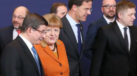 Der türkische Ministerpräsident Davutoglu und Kanzlerin Merkel im Kreise weiterer EU-Politiker beim Gipfel vor anderthalb Wochen.