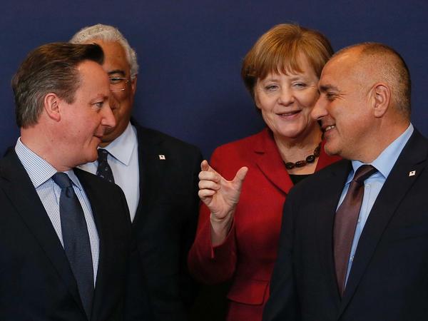 Kanzlerin Angela Merkel beim EU-Gipfel, unter anderem mit dem britischen Premier David Cameron (links) 