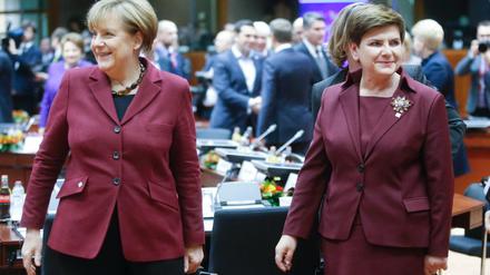 Anderer Blickwinkel: Kanzlerin Angela Merkel und Polens neue Premierministerin Beata Szydlo.
