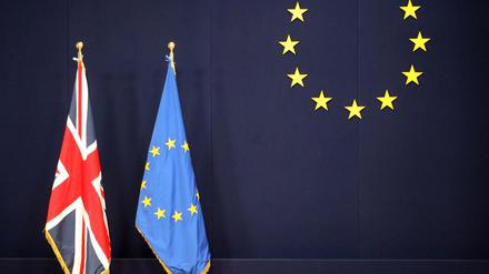 Die Flaggen von Großbritannien und der EU stehen im EU-Ratsgebäude in Brüssel.
