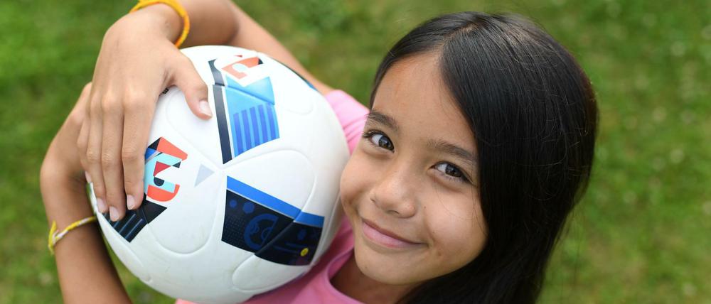 Zoe Stehle aus Überlingen posiert am 1. Juli 2016 in Überlingen (Baden-Württemberg) mit einem Fußball im heimischen Garten. 