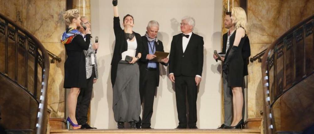 Preisverleihung des "Euro Fashion Award" in Görlitz, Siegerin Anastasia Lotikova aus Weißrussland. Dritter von rechts: Kaufhaus-Investor Winfried Stöcker