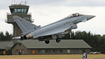 Beim Taktischen Luftwaffengeschwader 73 "Steinhoff" in Laage startet ein Eurofighter. 