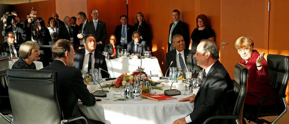 Illustre Runde. Gastgeberin Merkel bat US-Präsident Obama, Italiens Premier Renzi, die britische Premierministerin May, Spaniens Ministerpräsidenten Rajoy und den französischen Präsidenten Hollande an den runden Tisch, um über die transatlantischen Beziehungen zu beraten.