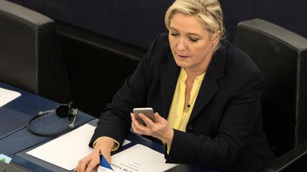 Front-National-Chefin Marine Le Pen sorgt mit Fotos von IS-Opfern, verbreitet bei Twitter, für Aufregung in Frankreich.