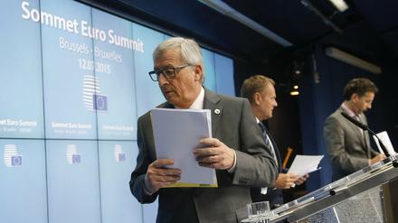 EU-Kommissionspräsident Jean-Claude Juncker (von links), EU-Ratspräsident Donald Tusk und Eurogruppen-Präsident Jeroen Dijsselbloem informieren die Öffentlichkeit über das Ergebnis des Sondergipfels.