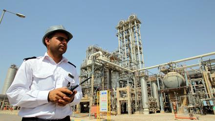 Ein Wachmann vor dem petrochemischen Komplex Mahshahr im Südwesten des Iran