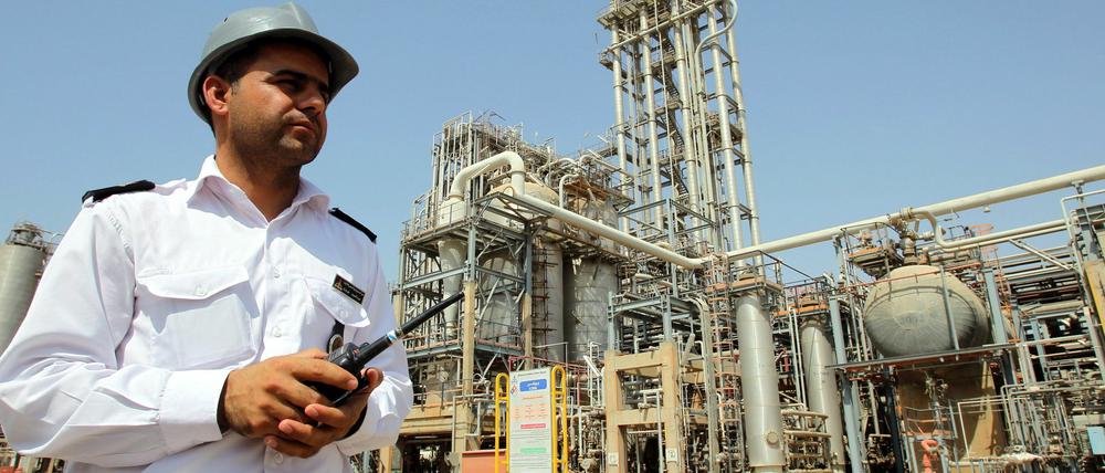 Ein Wachmann vor dem petrochemischen Komplex Mahshahr im Südwesten des Iran