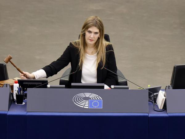 Ex-EU-Parlamentspräsidentin Eva Kaili soll Bestechungsgelder aus Qatar angenommen haben. 