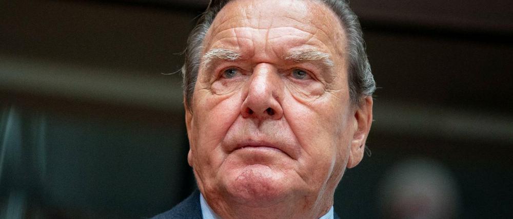 Gerhard Schröder, ehemaliger Bundeskanzler, wartet auf den Beginn einer Anhörung im Wirtschaftsausschuss des Bundestags zum Pipeline-Projekt Nord Stream 2 (Archivbild)