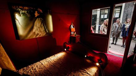 Mehr Licht aufs Rotlicht verspricht sich die Koaliton vom neuen Prostitutionsgesetz. Das Bild zeigt eine aktuelle Ausstellung über Prostitution im 19. Jahrhundert in Amsterdam. 